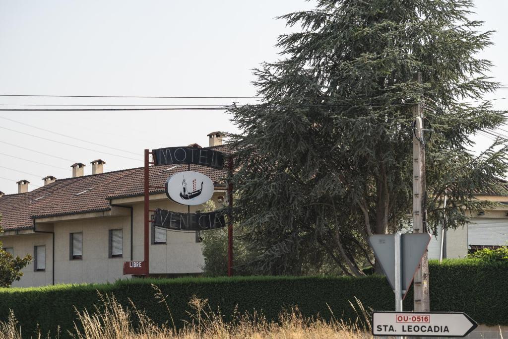 a street sign in front of a building at Motel Venecia in Taboadela