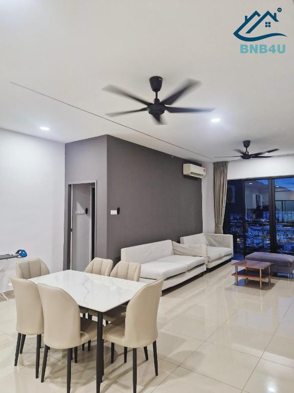 un salon avec une table et un canapé dans l'établissement Minimalist Dual-Key Stay with 4BR at Farlim Penang, à Ayer Itam