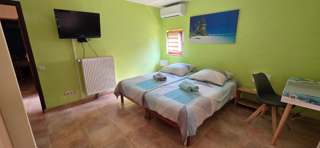 une chambre avec un lit dans une pièce aux murs verts dans l'établissement CASA LA SIESTA- Ruhiges Ferienhaus in Cala Ratjada, 300 m vom Strand Son Moll entfernt, à Cala Ratjada