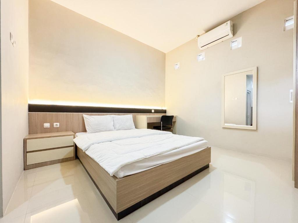 Ένα ή περισσότερα κρεβάτια σε δωμάτιο στο Kinara Homestay RedPartner Near Sleman City Hall