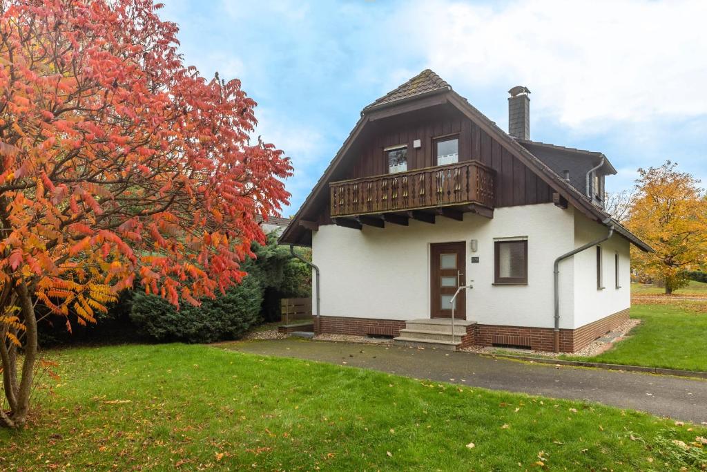 ein Haus mit einem Balkon darauf in der Unterkunft Landhaus Sophie in Frielendorf