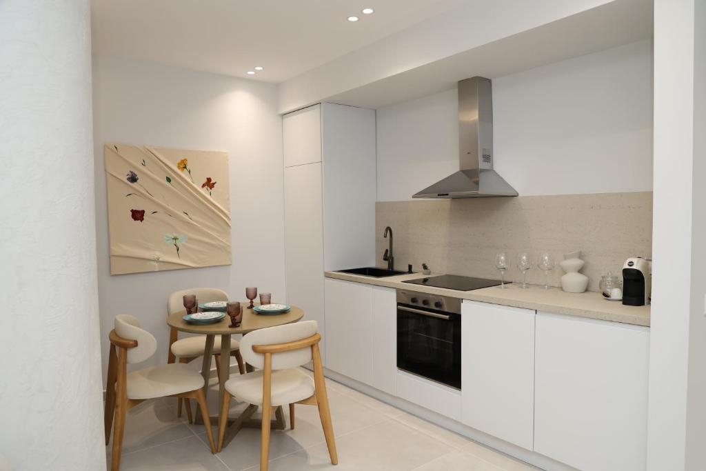 Η κουζίνα ή μικρή κουζίνα στο Noor Apartments