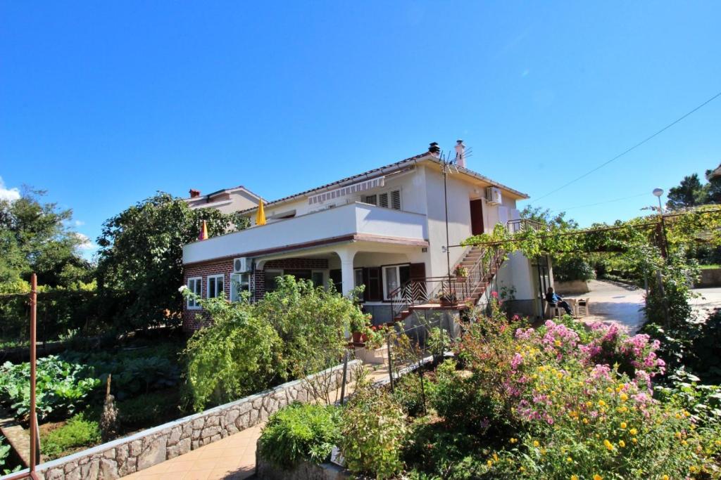 a house with two people on the roof at Apartments Dragica in Šilo