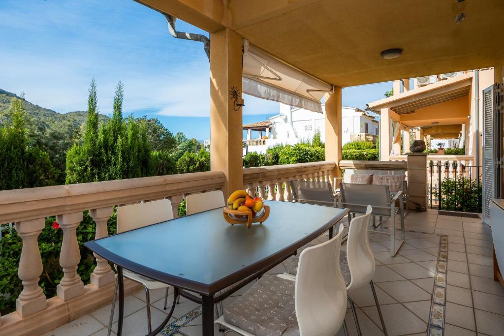 einen Tisch und Stühle auf dem Balkon eines Hauses in der Unterkunft Casa del Lago in Port d'Alcúdia