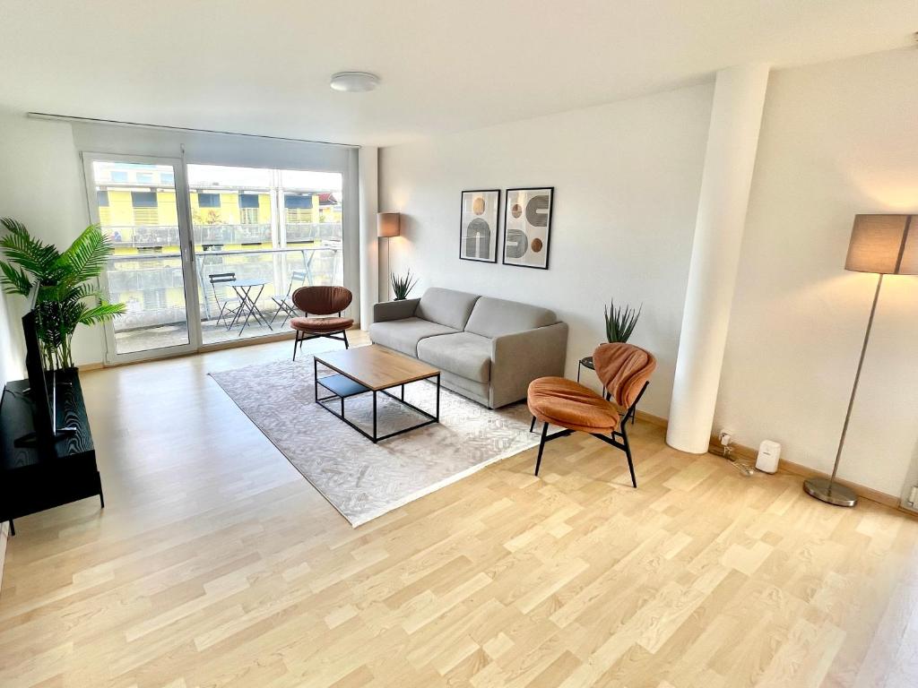 un soggiorno con un divano e un tavolo di WA - Penthouse 6 Pax City Apartment Zürich a Zurigo