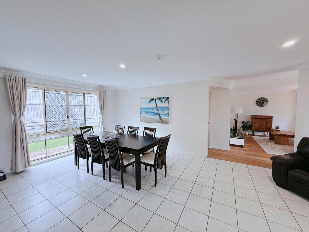 Η κουζίνα ή μικρή κουζίνα στο Family & Pet-Friendly 4BR Home Freshly Renovated near Transport & Malls