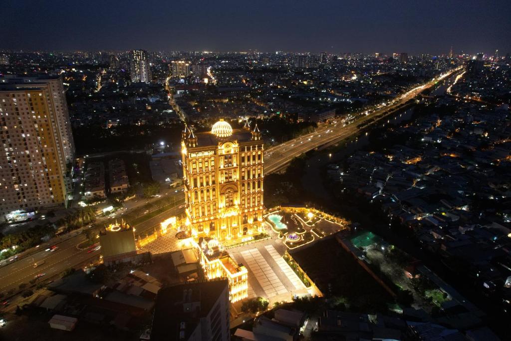 ホーチミン・シティにあるLaChateauの夜灯が灯る建物