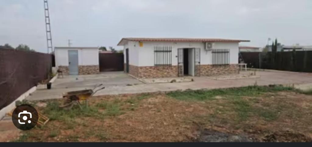 a house that is sitting in a yard at Casa Damais in Seville
