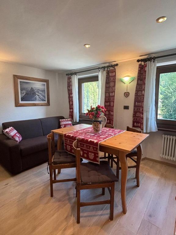 a living room with a table and a couch at Maen apartment, Valtournenche in Valtournenche