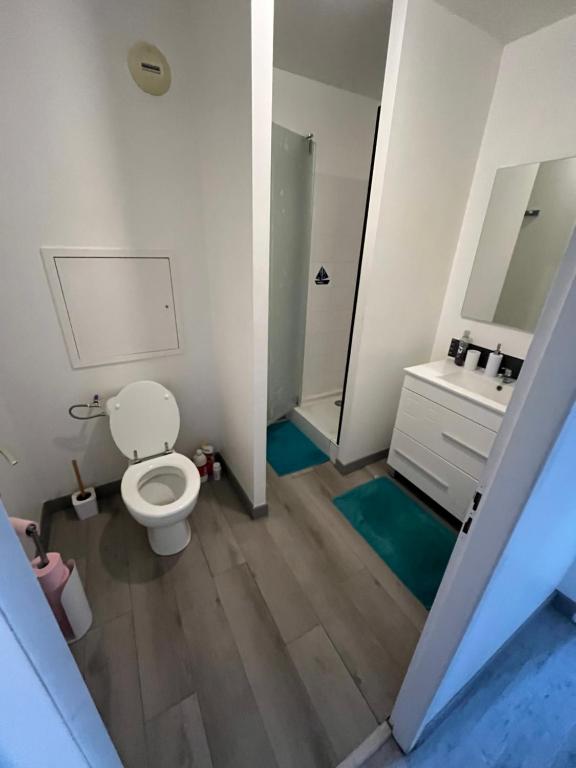 Ένα μπάνιο στο Chambre confortable chez habitant