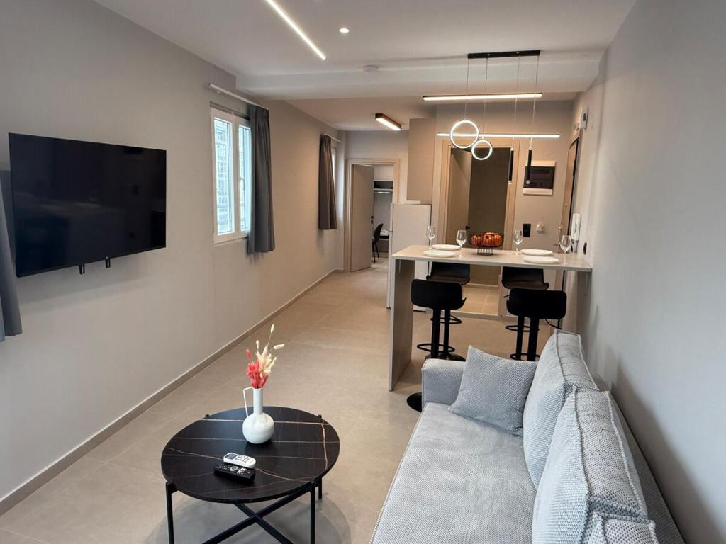 un salon avec un canapé et une table dans l'établissement Ladadika Luxury Apartment #5, à Thessalonique