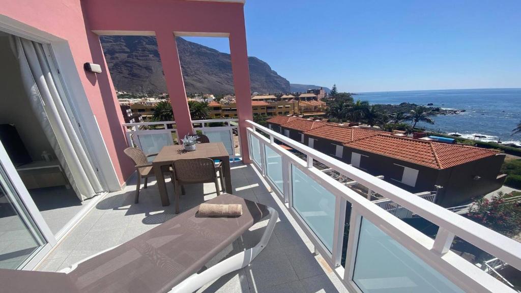 Un balcón de una casa con una mesa y sillas. en Apt. El Guirre Nº 6, en Playa Calera