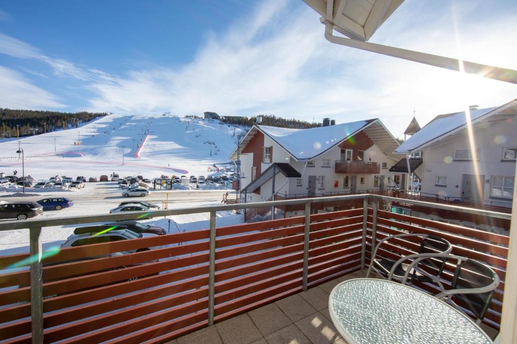 a balcony with a view of a ski slope at Ski Center Alpine Houses B4 in Kittilä