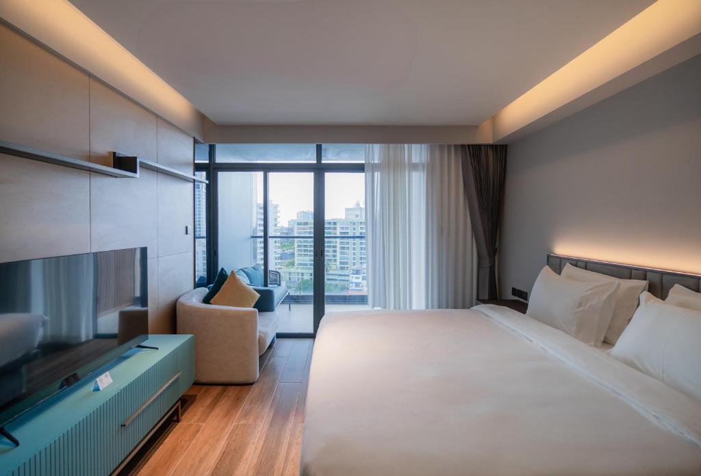 
Deluxe King Room with City View
