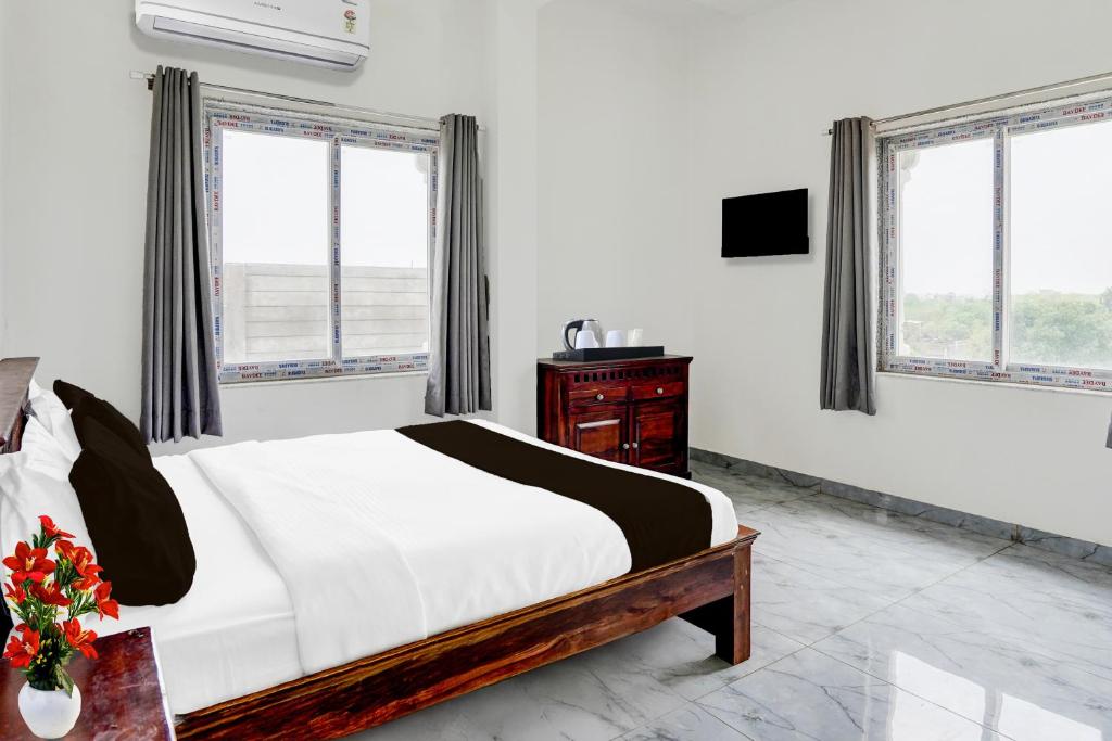 斋浦尔Super Hotel O Mehta College And Institute Of Technology Formerly Lara Heritage的一间带床、电视和窗户的卧室