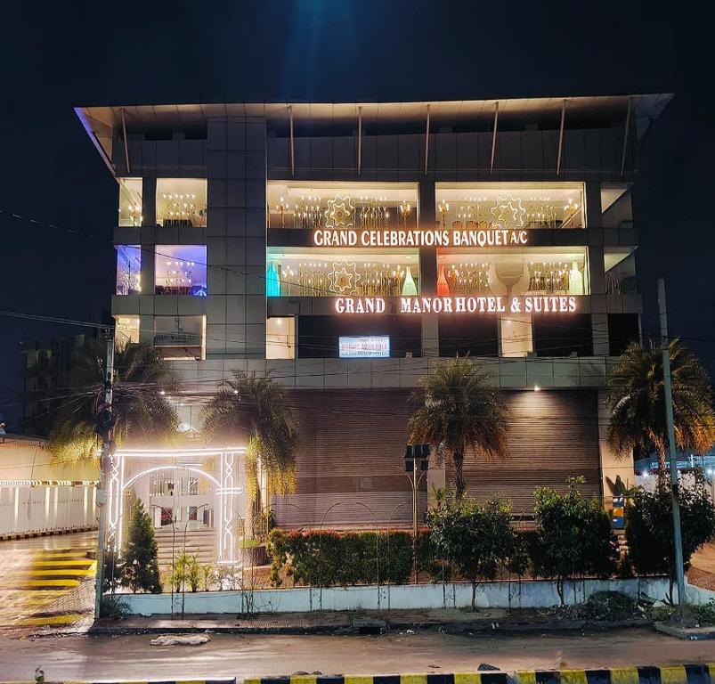 Un gran edificio con luces en el frente. en Grand Manor Suites, en Hyderabad