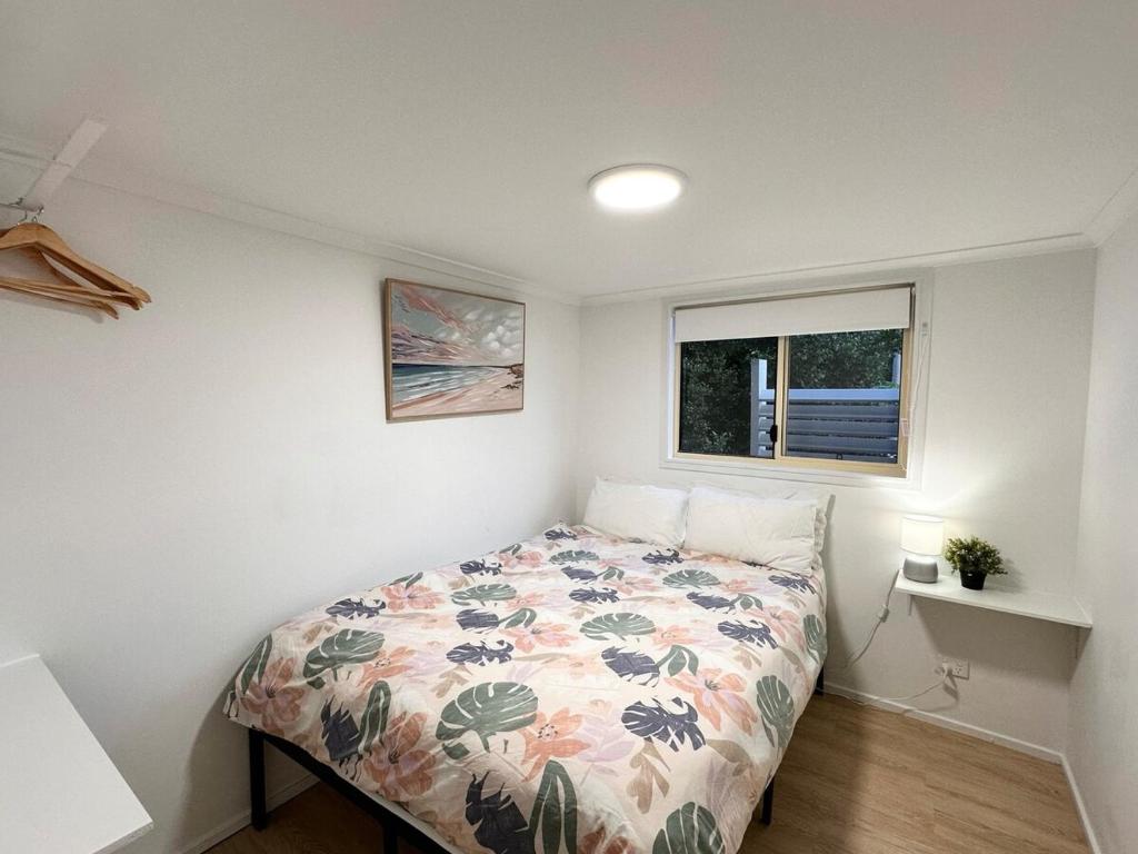 um quarto com uma cama e uma janela em Charlestown Central Back Unit 2 Beds & Kitchenette em Charlestown