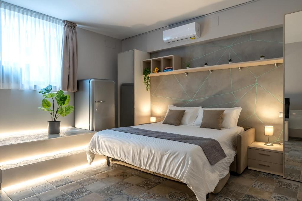 Un dormitorio con una cama grande y una ventana en Loft Ticinese with Wi-Fi and Netlfix, en Milán
