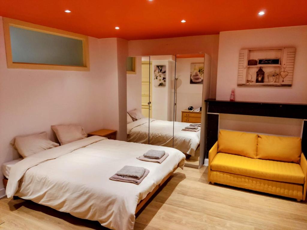 Postel nebo postele na pokoji v ubytování Modern half-basement 1BR near Montgomery & VUB