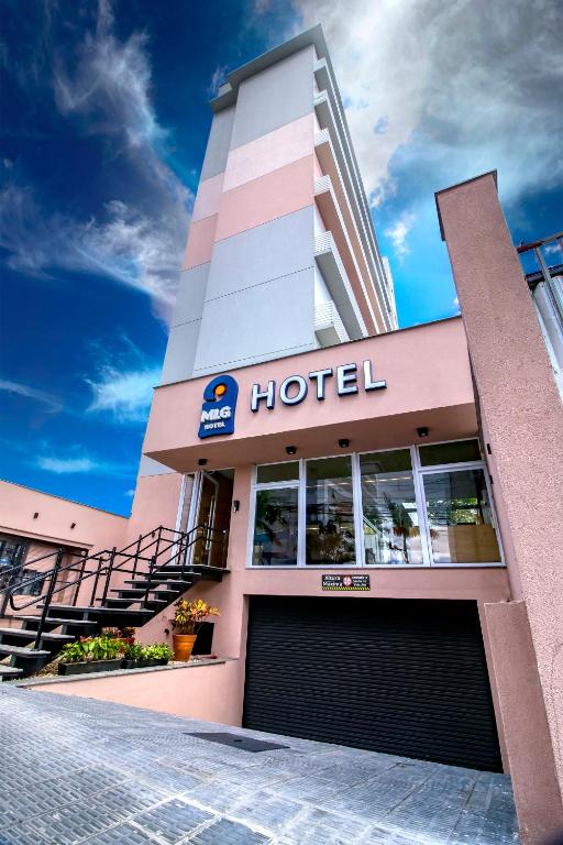 een hotel met een bordje op de voorgevel bij MLG Hotel in Mogi das Cruzes