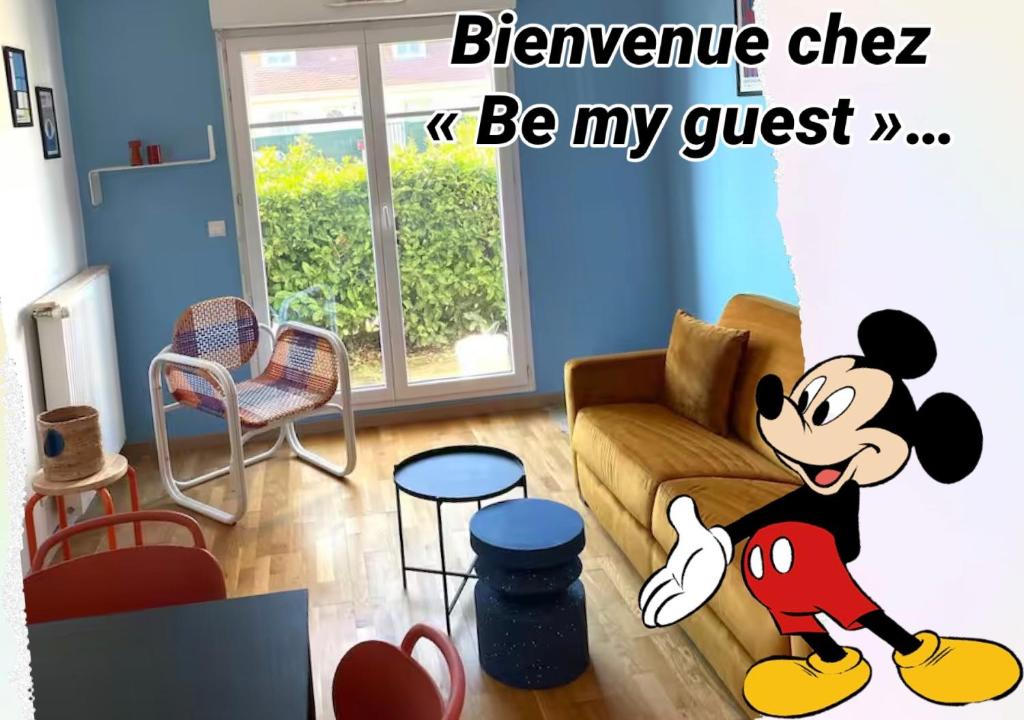 ein Cartoonbild eines Wohnzimmers mit einer Mickey Mouse in der Unterkunft Be My Guest - Proche Disneyland Paris in Quincy-Voisins