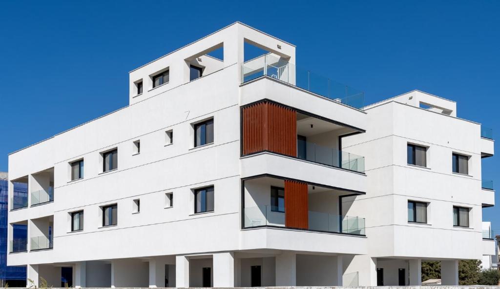 une image d'un bâtiment blanc dans l'établissement Jas Living - Chic Apts & Balconies in Larnaca, à Larnaka