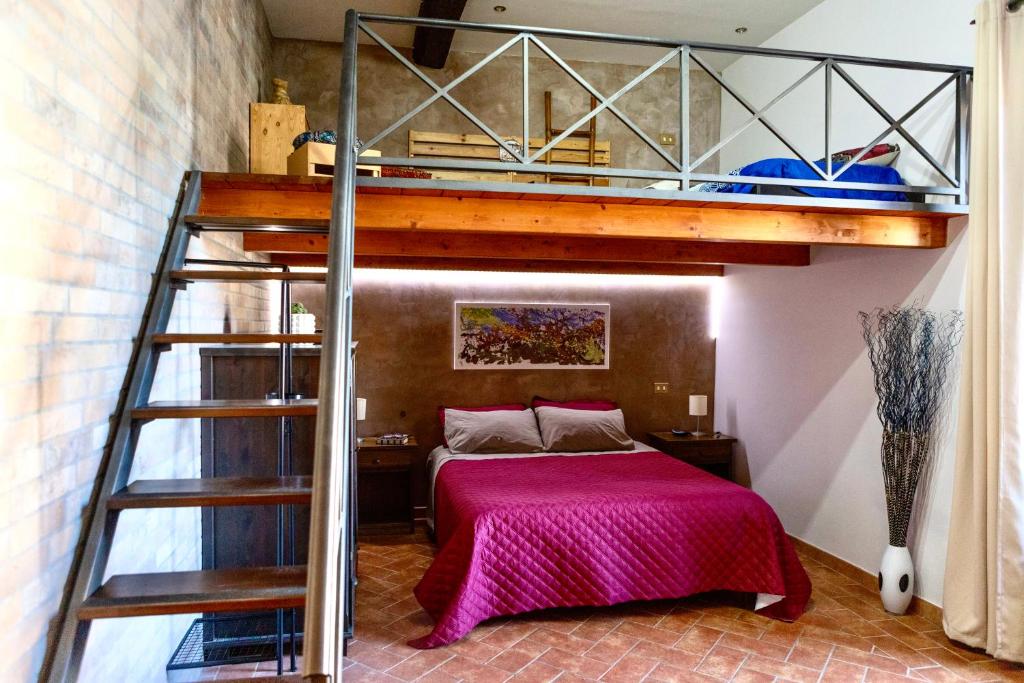 een slaapkamer met een stapelbed en een ladder bij La Locanda del Pellegrino, Velletri apartment in Velletri