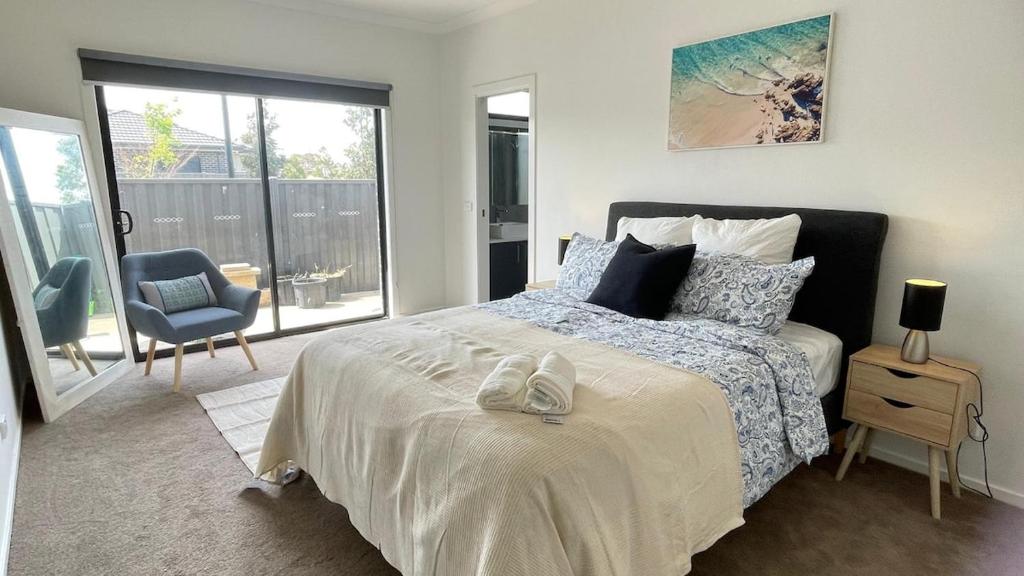 Ένα ή περισσότερα κρεβάτια σε δωμάτιο στο Home in Rockbank, West Melbourne