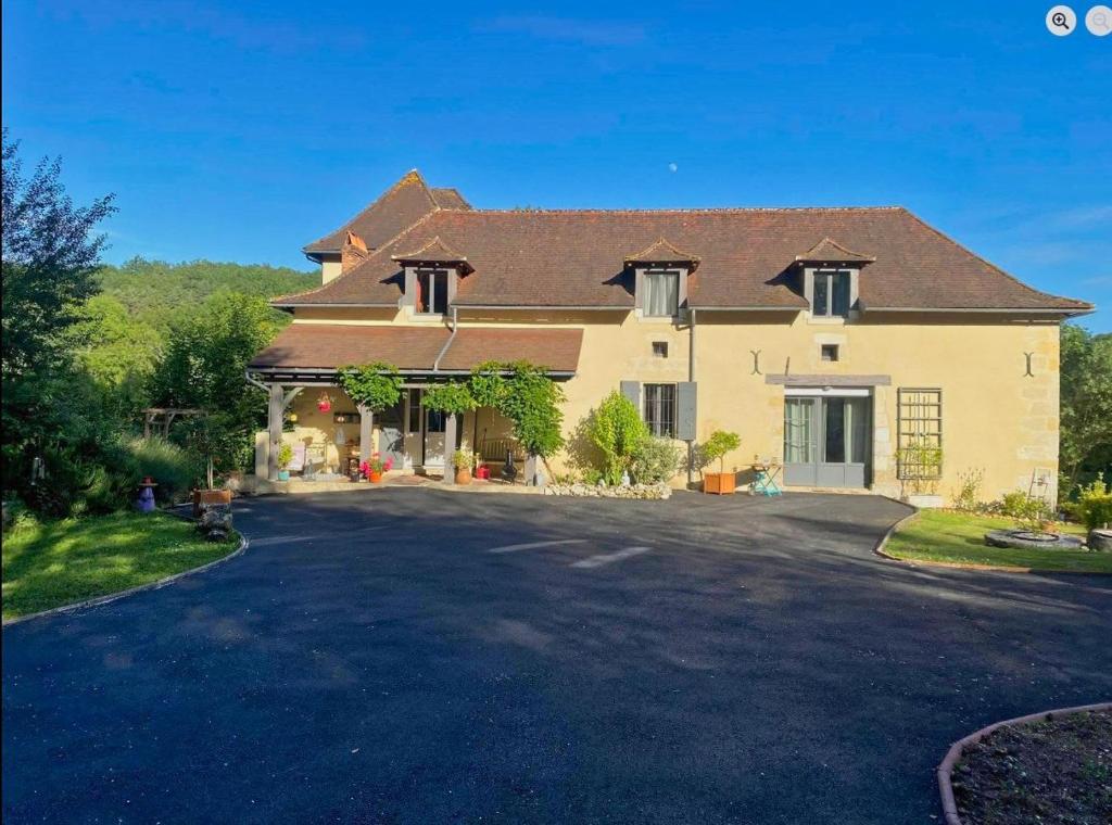 Το κτήριο όπου στεγάζεται  η παραθεριστική κατοικία