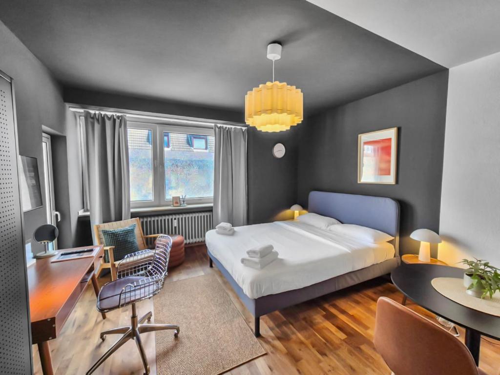 ein Schlafzimmer mit einem Bett und einem Tisch und Stühlen in der Unterkunft MedienHafen Designer Studio in Düsseldorf