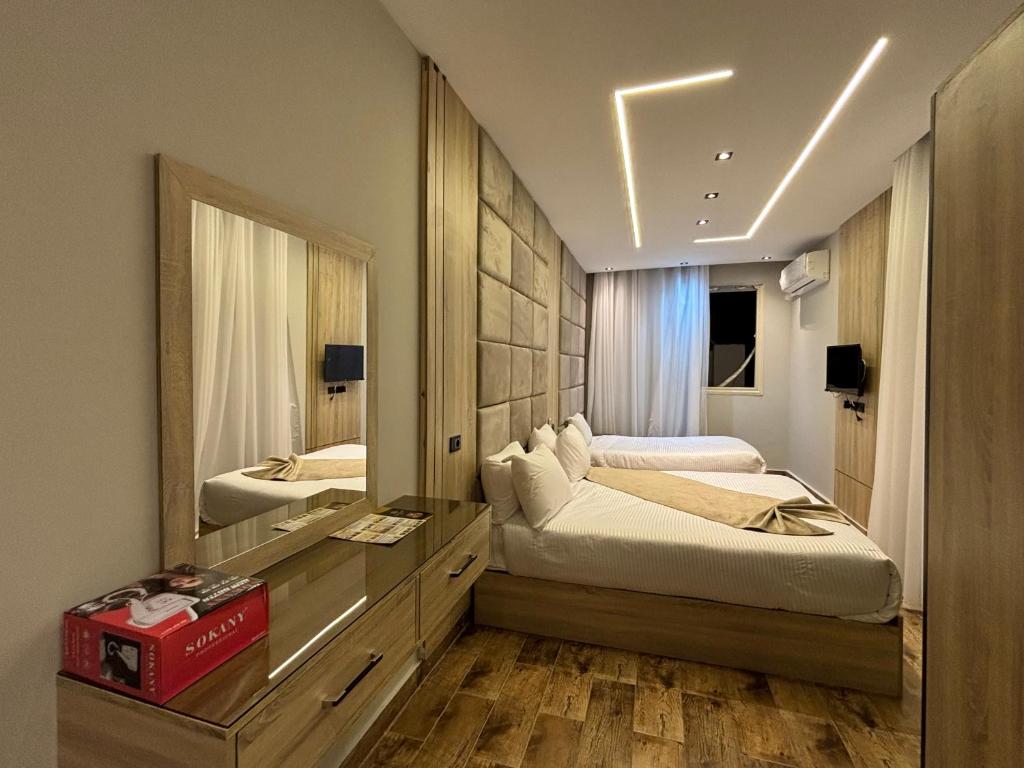 Postel nebo postele na pokoji v ubytování Princess Pyramids View Inn