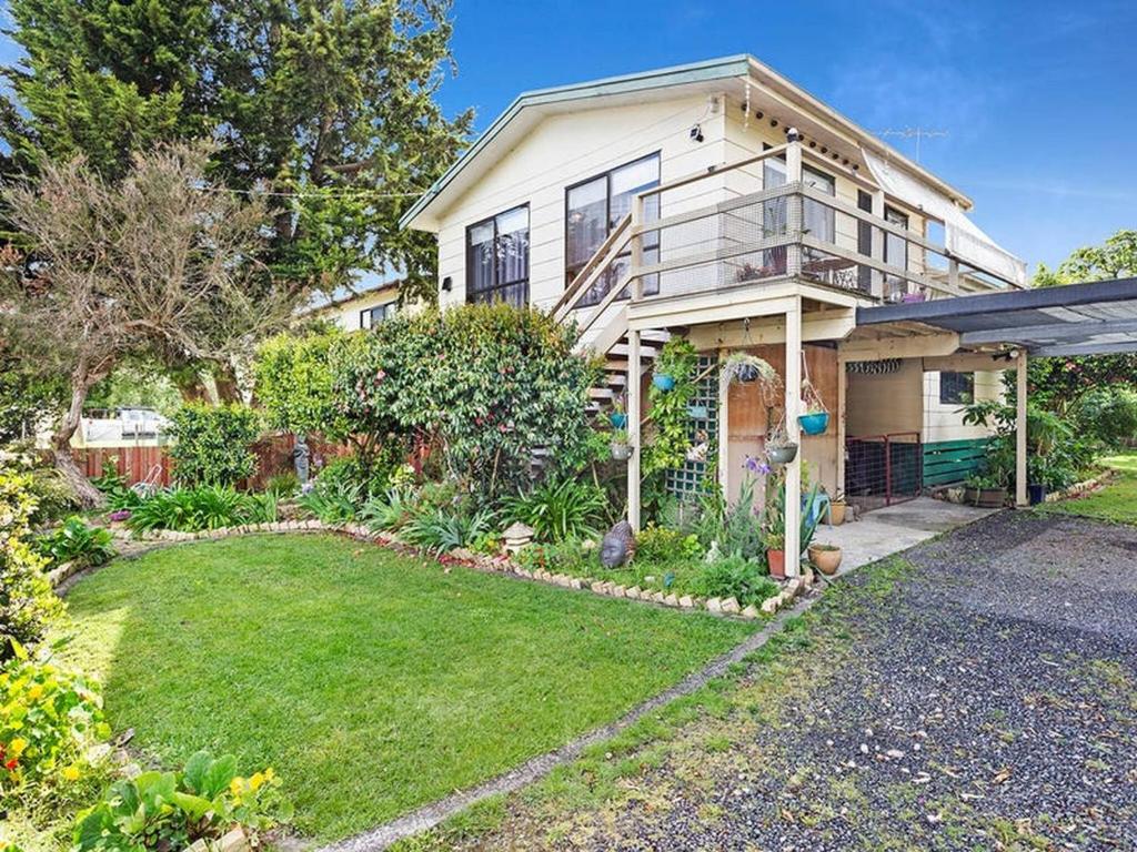 GrantvilleGrantville Stay Comfy Home, Near Beaches and Phillip Island的一栋前面有院子的大房子