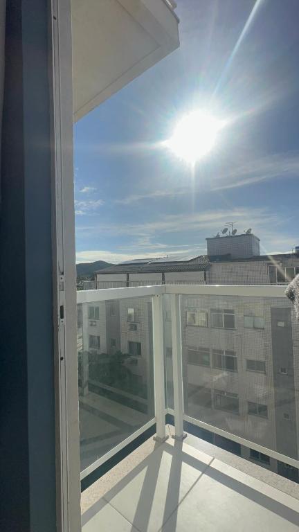 a balcony with a view of a building at Hotel Bossa Nova Cabo Frio Passagem flat com varanda in CFB
