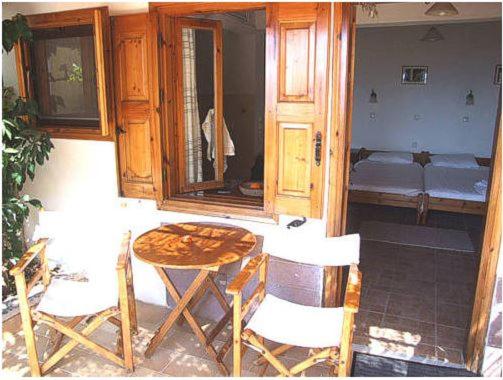 ミティムナにあるLela's Kaptani Studioのテーブルと椅子、ベッドルーム1室が備わります。