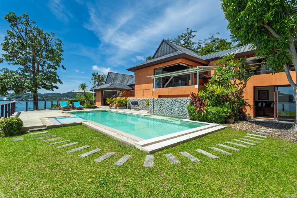 Hồ bơi trong/gần Seafront Pool Villa Nambo