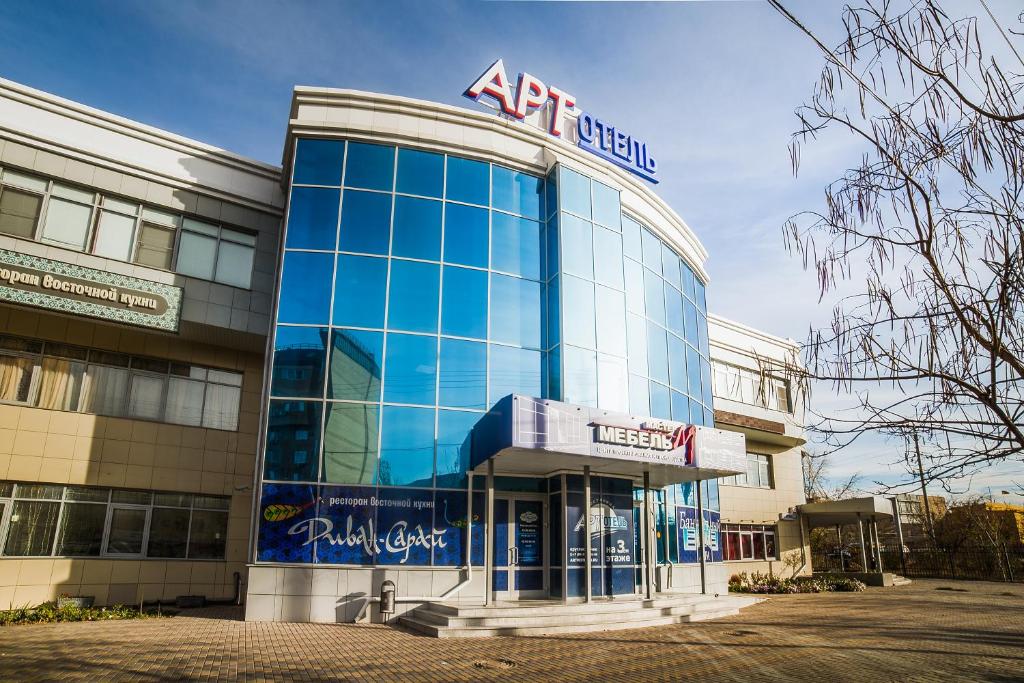 un edificio con un cartel de AK Dealer en él en ART Hotel, en Astrakhan
