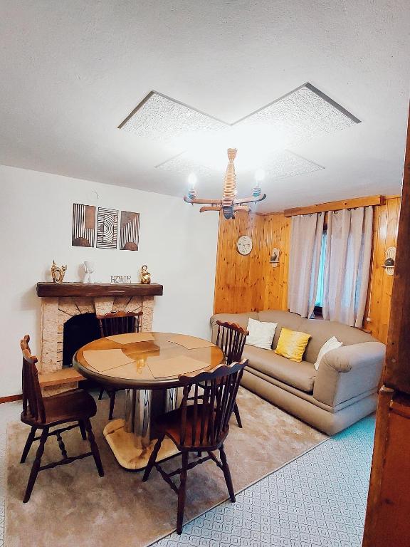 Posezení v ubytování A beautifully furnished semi-detached house in Strozza, Bergamo