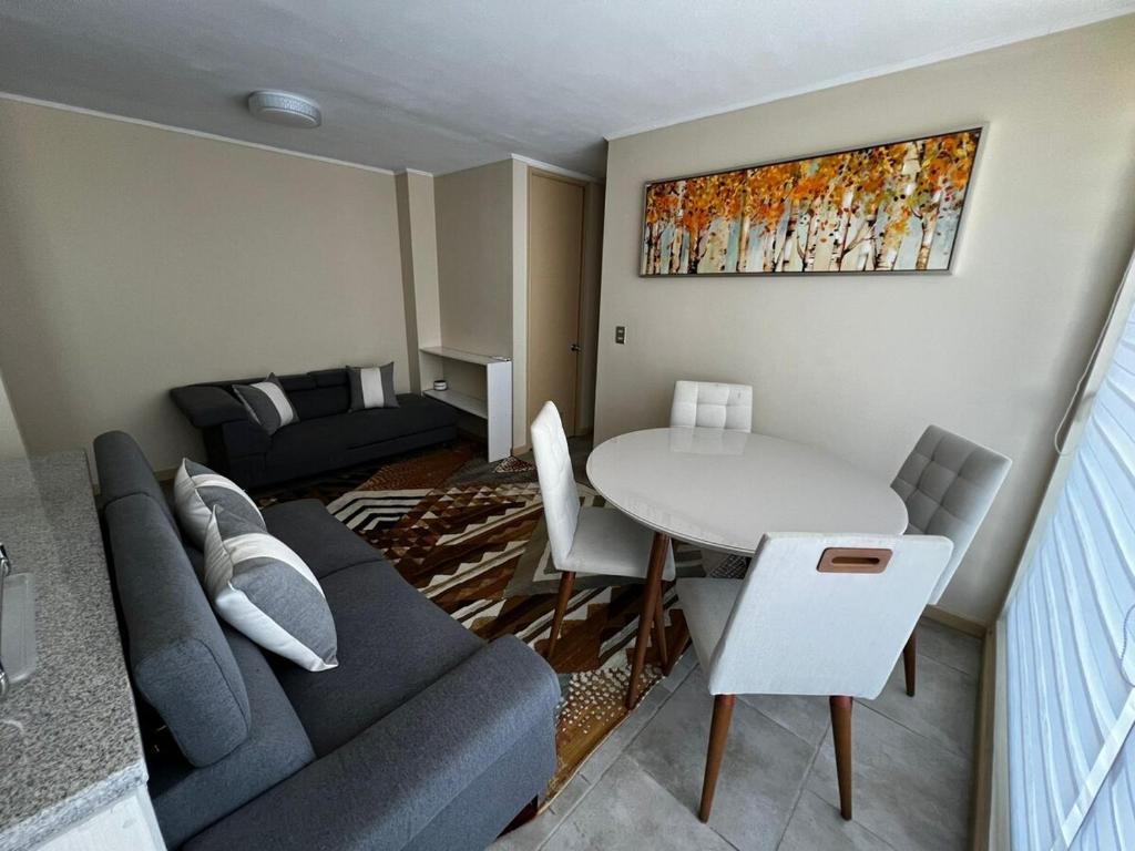 una sala de estar con un sofá y una mesa en comfortable, pleasant and centrally located on the 1st floor, en Linares