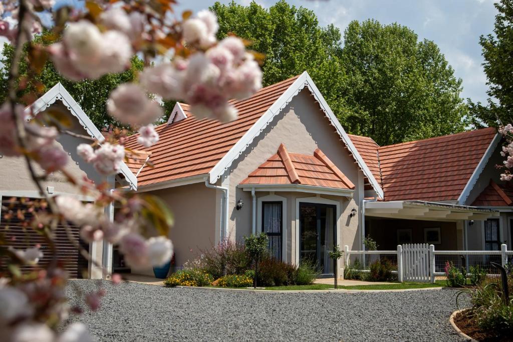 ein Haus mit einem roten Dach auf einer Auffahrt in der Unterkunft 2 Annie's Place Rawdons Country Estate in Nottingham Road