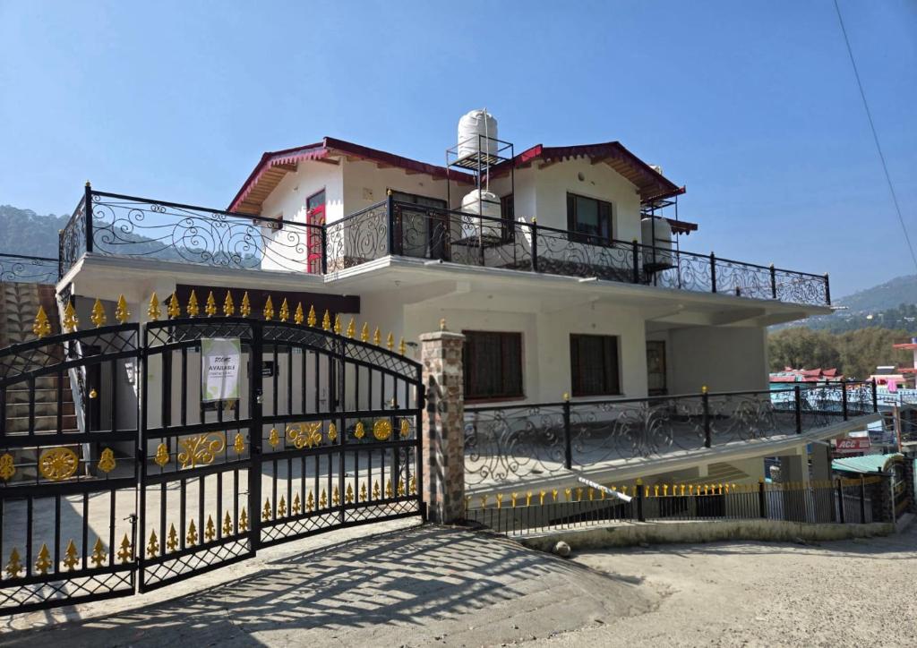 a house with a gate in front of it at Shree Dev Asthanam in Bhīm Tāl