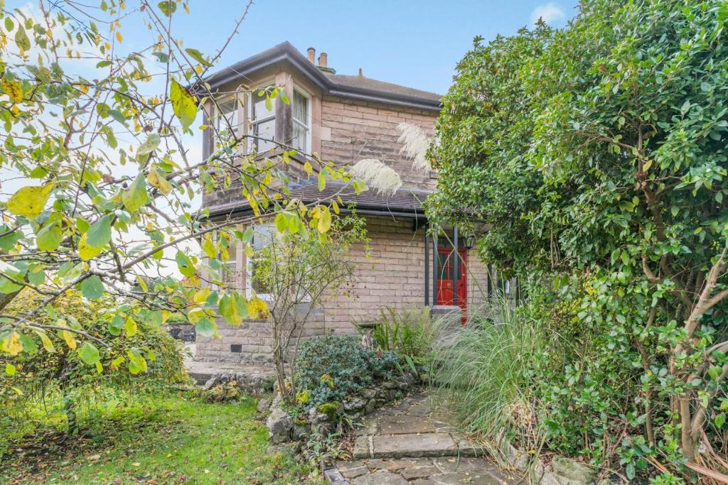 una casa di mattoni con una finestra rossa e alberi di 3 Bed in Bakewell oc-r33436 a Bakewell