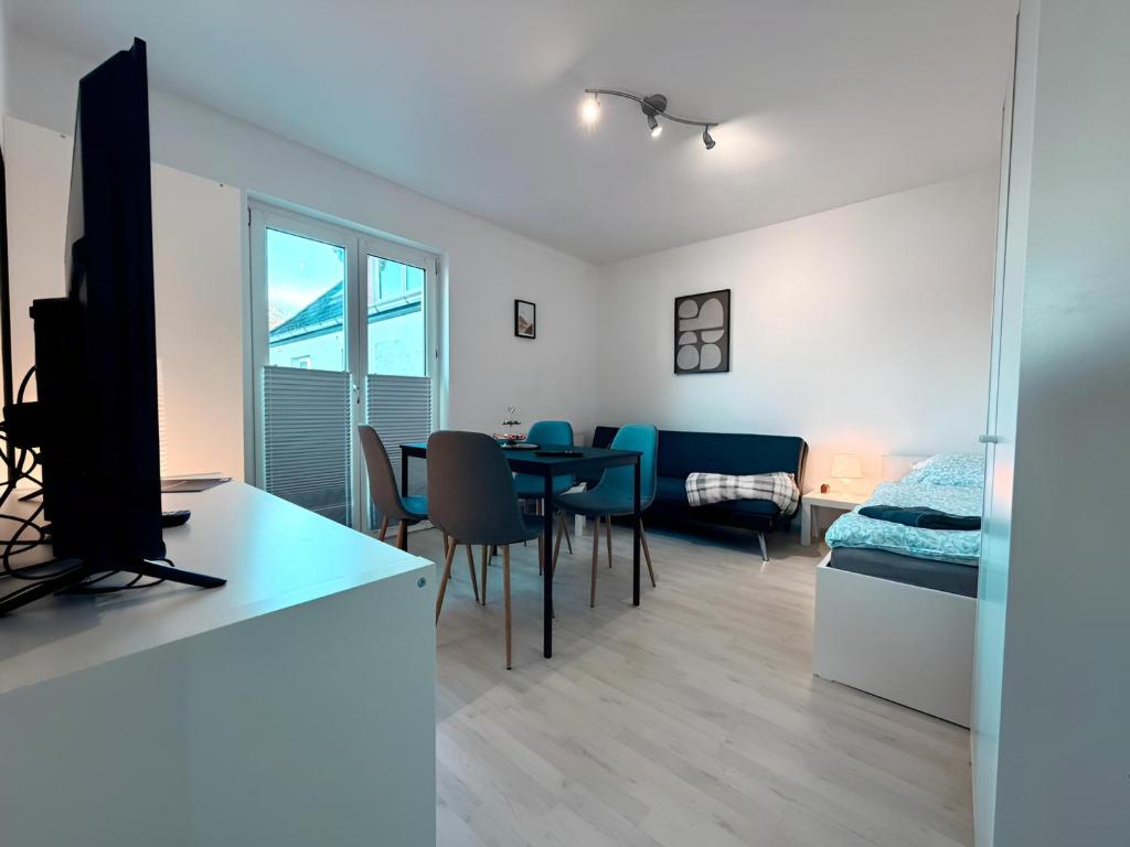 a living room and dining room with a table and chairs at FeWo Lindenallee V - Geräumiges Apartment in Nordhorn