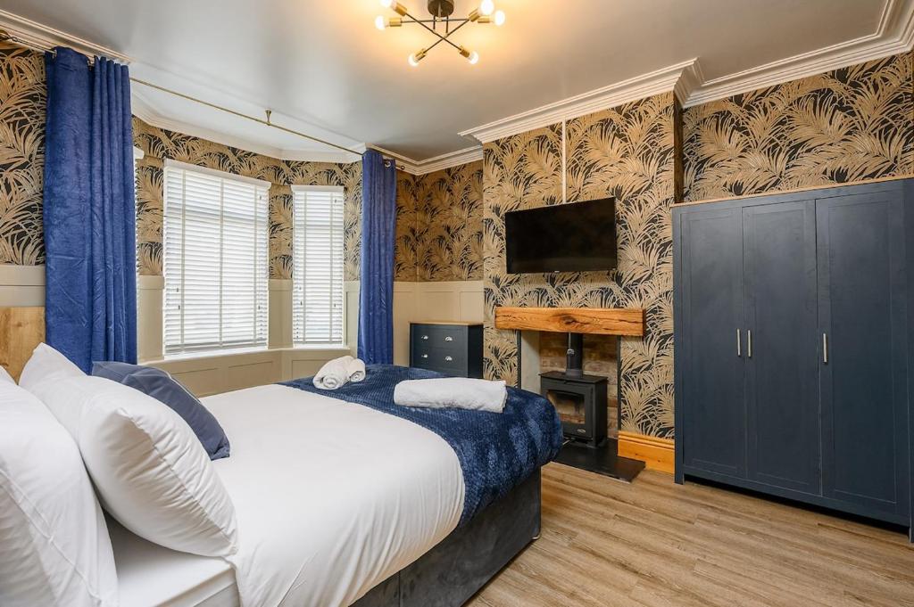 a bedroom with a bed and a tv on the wall at Brough Street 4 Bed, 5 Guests in Goole