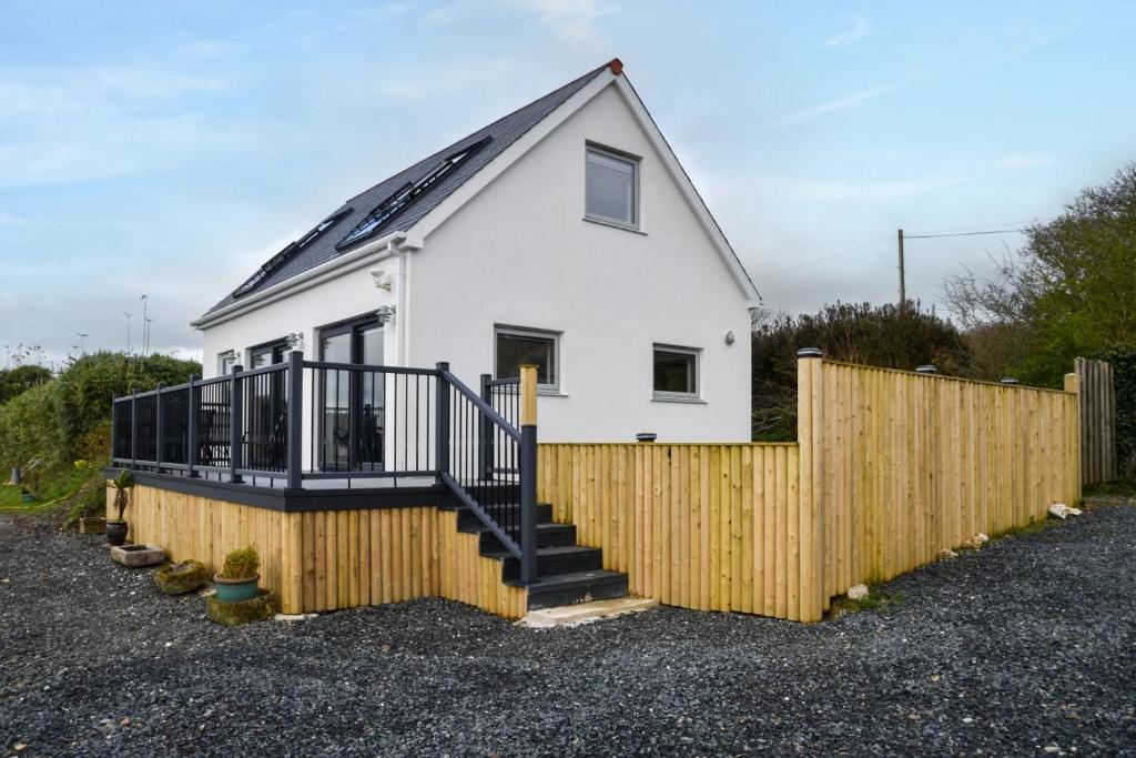 Saint Gennys2 Bed in Crackington Haven oc-h33817的白色的房子,设有木栅栏