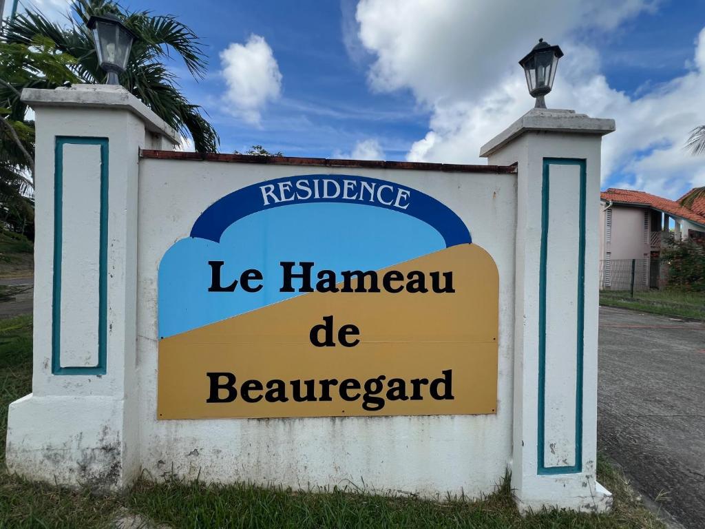 un cartello per una residenza in una strada di Cocon Tropical a Sainte-Anne