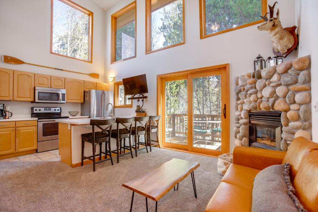 A cozinha ou kitchenette de Steps to Grand Lake The Innlet Condo!