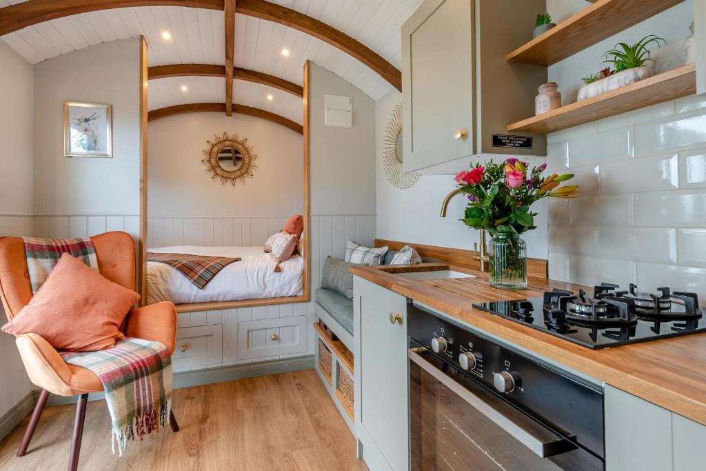 eine Küche mit Herd oberer Ofen neben einer Theke in der Unterkunft 1 Bed in Hawton oc-d33741 in Cotham