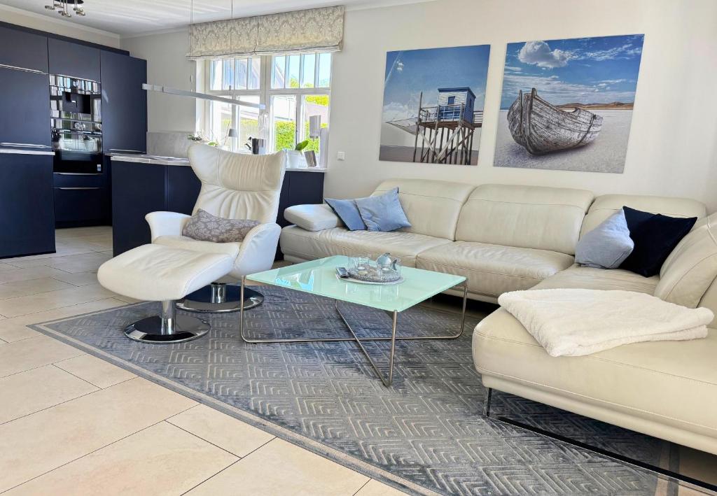 a living room with a couch and a table at Ferienhaus Mee(h)rZeit in Zingst