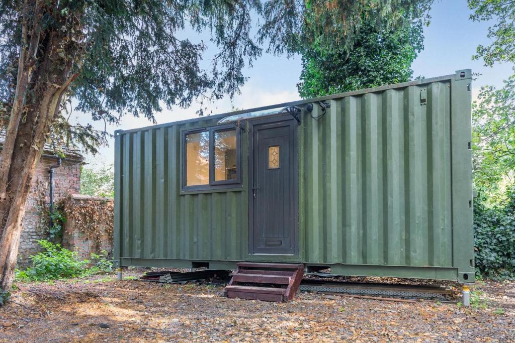 een groen klein huisje onder een boom bij 1 Bed in Wellesbourne oc-c33030 in Hampton Lucy