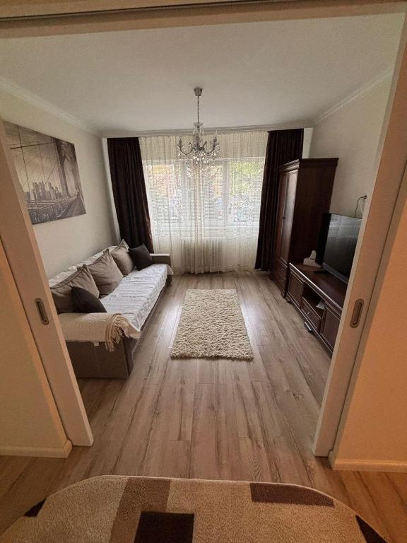 a living room with a couch and a television at Elena Apartament in Suceava